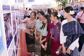 Students visit the exhibition (Photo: VNA)