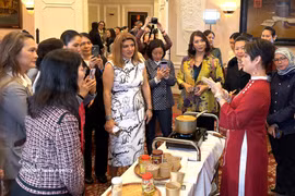 Chef Anna Le (in red dress) shares techniques and secrets for preparing Vietnamese vegetarian dishes using simple yet flavourful ingredients. (Photo: VNA)