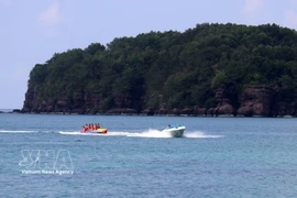 Tourists enjoy water sports off the coast of Phu Quoc (Photo: VNA) 