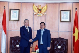 Party General Secretary To Lam (L) meets with Speaker of the Regional Representatives Council of Indonesia Sultan Bachtiar Najamudin in Jakarta on March 11. (Photo: VNA)