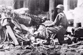 Soldier Tran Thanh, a member of the Hoang Dieu Citadel National Salvation Youth Union, carries a lunge mine to destroy enemy tank on the streets of Hanoi on December 23, 1946, during the early days of the nationwide resistance war. (File photo: VNA)