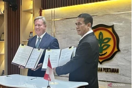 Indonesian Agriculture Minister Andi Amran Sulaiman (right) and New Zealand Minister of Agriculture, Forestry, Trade, and Investment Todd McClay pose for a photo after signing a memorandum of understanding on agricultural cooperation in Jakarta on August 7. (Photo: en.antaranews.com)