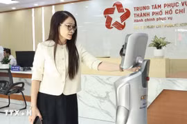 A robot guides citizens to the appropriate service areas based on their administrative needs. (Photo: VNA)