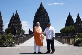 Indian Prime Minister Narendra Modi (L) and Indonesian President Prabowo Subianto pose for a photo at the Prambanan Temple complex in Yogyakarta, Indonesia. (Photo: VNA)