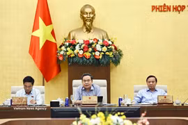 NA Chairman Tran Thanh Man (centre) and NA Vice Chairmen Nguyen Khac Dinh (R) and Nguyen Doan Anh at the NA Standing Committee's fourth session. (Photo: VNA)