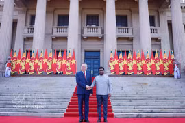 Sri Lankan President Anura Kumara Dissanayake (R) hosts an official welcome ceremony for General Secretary of the Communist Party of Vietnam Central Committee and State President To Lam. (Photo: VNA) 