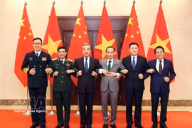 Vietnamese and Chinese ministers pose for a photo at the first ministerial-level Strategic Dialogue among their foreign affairs, defence and public security ministries. (Photo: VNA)
