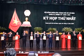 National Assembly Vice Chairman Nguyen Duc Hai (sixth from left) and Ho Chi Minh City leaders present certificates recognising members of the 11th-term municipal People’s Council for the 2026–2031 term. (Photo: VNA)