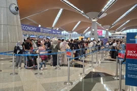 Passengers line up for check-in procedures at Kuala Lumpur International Airport (Photo: VNA)