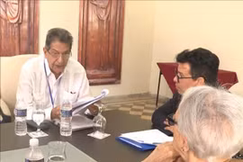 Fredesmán Turró González (L), former Cuban Ambassador to Vietnam and Vice President of the Cuba–Vietnam Friendship Association, speaks at a seminar on Vietnam-Cuba relations. (Photo: VNA)