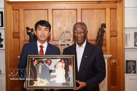 Vietnamese Ambassador to South Africa Hoang Sy Cuong (L) hands over the ceramic artwork to former President of South Africa Thabo Mbeki (Photo: VNA)