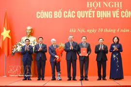 Party General Secretary and State President To Lam (C) presents the Politburo’s decision on the appointment of the NA Party Committee, its Standing Board, Secretary and Deputy Secretaries of the NA Party Committee for the 2025–2030 term to NA Chairman Tran Thanh Man (third from right) and Vice Chairpersons. (Photo: VNA)