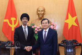 Politburo member and President of the Ho Chi Minh National Academy of Politics Doan Minh Huan (R) receives Singaporean Ambassador to Vietnam Rajpal Singh. (Photo: VNA)