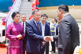 Party General Secretary and State President To Lam and his spouse are welcomed at Udon Thani International Airport on May 27 afternoon. (Photo: VNA)