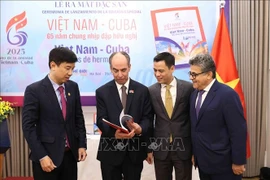 Cuban Ambassador to Vietnam Rogelio Polanco Fuentes (second from left) and delegates at the launch of the special publication. (Photo: VNA)