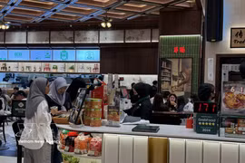 Customers make payments at a restaurant in Kuala Lumpur, Malaysia. (Illustrative photo: VNA)