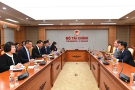 At the meeting between Deputy Minister of Finance Nguyen Duc Chi and Joseph Davidson, CEO of ClearOne and Vu Tu Thanh, Acting Regional Managing Director for ASEAN at the USABC. (Photo: mof.gov.vn)