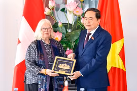 Chairman of the Vietnamese National Assembly Tran Thanh Man (R) presents a gift to President of the Switzerland–Vietnam Friendship Association Anjuska Marija Weil on July 28. (Photo: VNA)