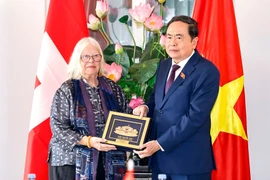 Chairman of the Vietnamese National Assembly Tran Thanh Man (R) presents a gift to President of the Switzerland–Vietnam Friendship Association Anjuska Marija Weil on July 28. (Photo: VNA)