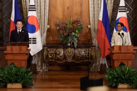 Philippine President Ferdinand R. Marcos Jr. (right) and RoK President Lee Jae Myung at their joint press conference in Manila (Photo: Yonhap/VNA)