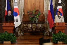 Philippine President Ferdinand R. Marcos Jr. (right) and RoK President Lee Jae Myung at their joint press conference in Manila (Photo: Yonhap/VNA)