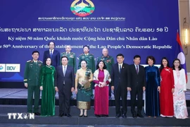 Officials pose for a photo at the banquet on November 26. (Photo: VNA)