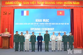 Delegates attending the opening ceremony of the Combat First Aid Level 1 Training Course pose for a photo. (Photo: qdnd.vn)