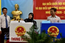 A Cham ethnic voter casts her ballot at Polling Station No. 26 in Gia Dinh ward, Ho Chi Minh City, on March 15. (Photo: VNA) 