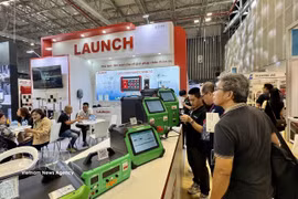 Visitors explore smart electronic devices on display at the exhibition. (Photo: VNA)
