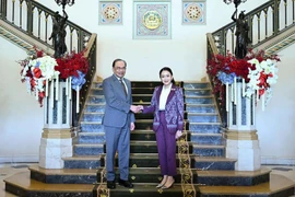 Prime Minister Paetongtarn Shinawatra welcomes her Malaysian counterpart Anwar Ibrahim during his visit to Government House on April 17. (Photo: Government House)