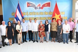 Vietnamese Ambassador to Cuba Le Quang Long (10th from right) and Cuban friends (Photo: VNA)
