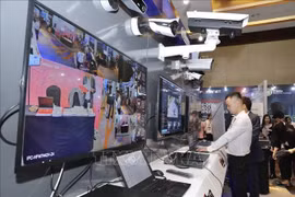 Visitors at an exhibition showcasing technology devices for cybersecurity. (Photo: VNA) 