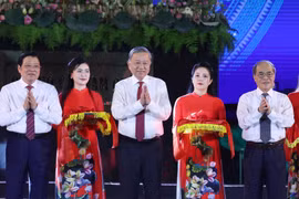 Party General Secretary To Lam (centre) and other delegates cut the ribbon to inaugurate the statue “Uncle Ho visits the homeland” (Photo: VNA)