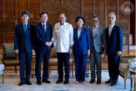 Malaysian Prime Minister Datuk Seri Anwar Ibrahim (fourth from right) welcomes the RoK President’s Special Envoy Kim Young Choon (Photo: Prime Minister Anwar Ibrahim's Facebook)