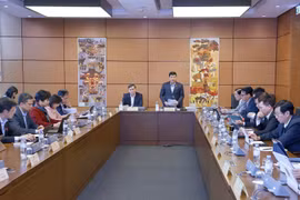 National Assembly deputies of Lam Dong and Nghe An provinces discuss in group during the 10th session of the 15th National Assembly on November 4 afternoon. (Photo: VNA) 