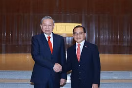 Party General Secretary To Lam (L) meets with Speaker of the Parliament of Singapore Seah Kian Peng (Photo: VNA)