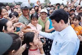 State President Luong Cuong visits local residents in Go Noi commune in the central city of Da Nang. (Photo: VNA)