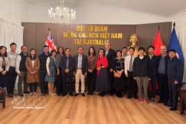 Participants pose for a photo after the incense-offering ceremony in commemoration of President Ho Chi Minh at the Vietnamese Embassy in Australia. (Photo: VNA)
