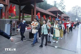 Chinese tourists entering Vietnam through Huu Nghi International Border Gate, Lang Son. (Photo: VNA)