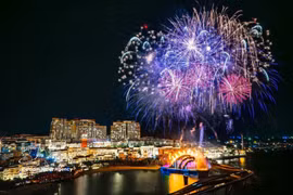 Spectacular fireworks over Kiss Bridge in Phu Quoc Special Zone of An Giang province. (Photo: VNA)
