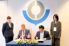 Director of the Vietnamese Department of Customs Nguyen Van Tho and US Customs Commissioner Rodney Scott sign the Memorandum of Cooperation. (Photo: VGP) 