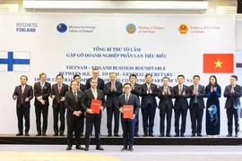 Party General Secretary To Lam (sixth from left, back row) witnesses the signning of the agreement between Vietjet and Airways Aviation on developing international aviation human resources in Finland. (Photo courtesy of Vietjet) 