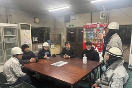 The Labour Management Board of the Vietnamese Embassy in Japan works with Vietnamese labourers in Japan. (Photo: VNA)