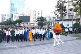 Ho Chi Minh City leaders offer flowers in tribute to President Ho Chi Minh on July 1. (Photo: VNA)