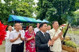 Staff of the Vietnamese Consulate General in Khon Kaen offer incense in commemoration of martyrs. (Photo: VNA)