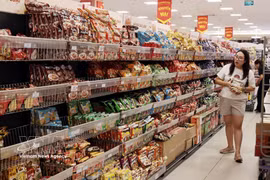 Customers select goods at AEON Long Bien supermarket. (Photo: VNA)