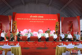 Party General Secretary To Lam (five from left) and other delegates at the ground-breaking ceremony (Photo: VNA)