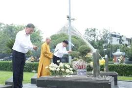 Party General Secretary To Lam (L) offers incense at the A1 National Martyrs’ Cemetery (Photo: VNA)