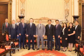 Officials of Ho Chi Minh City and the delegation of Perm Krai at the meeting on March 27 (Photo: VNA)