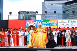 Ao dai (traditional long dress) and other traditional Vietnamese attire showcased at the Vietnam Festival 2026 in Osaka (Photo: VNA)